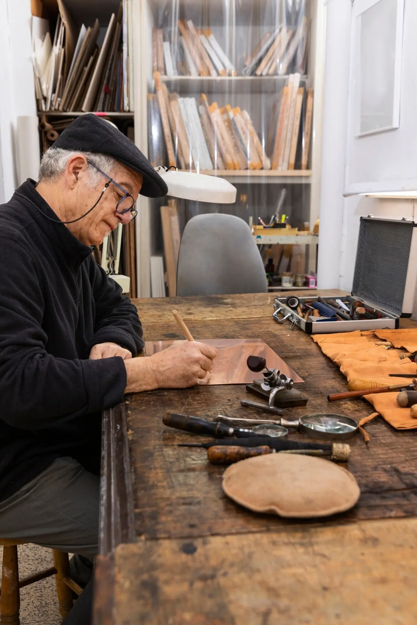 Nahaufnahme einer Person, die an einer Gravur arbeitet.