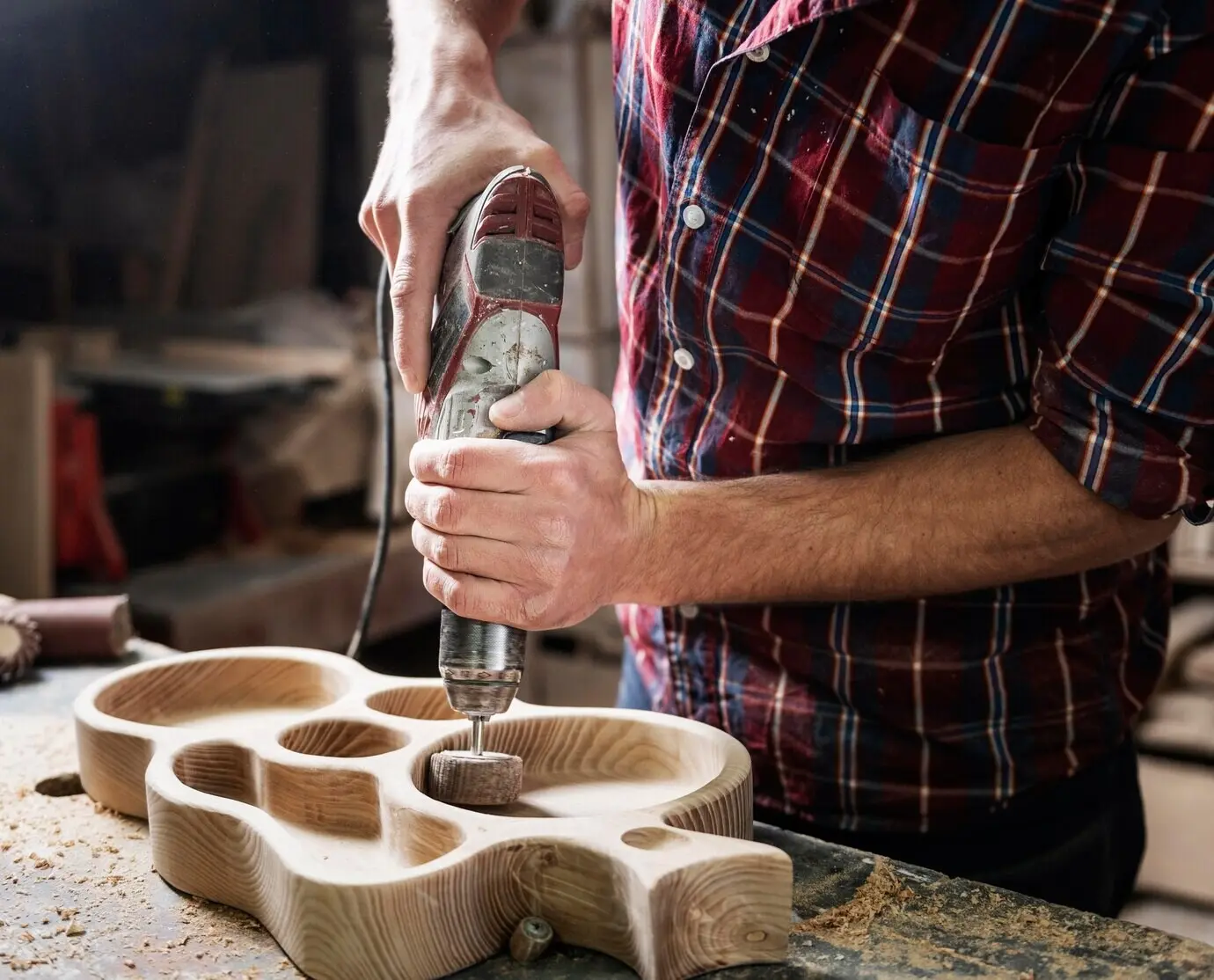 Nahaufnahme eines Mannes, der mit Holz arbeitet.